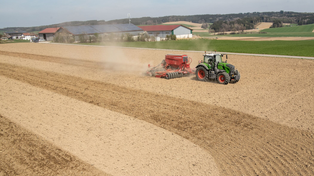 Fendt Tractor with AGCO Power CORE engine driving in the field